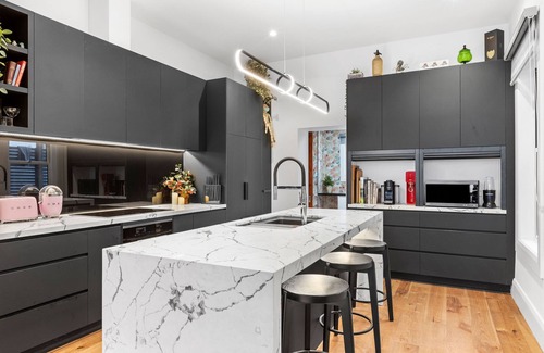 Collingwood House | Collingwood Haven - 4 guests, FOXTEL, WIFI & parking for 3 cars - Long stay DISC