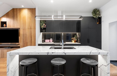 Collingwood House | Collingwood Haven - 4 guests, FOXTEL, WIFI & parking for 3 cars - Long stay DISC