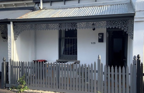 Collingwood North House | Collingwood workers cottage with courtyard garden, close to everything!