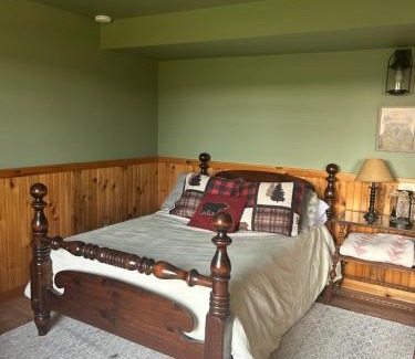 Molalla Cabin | Collins Pond and Lodge