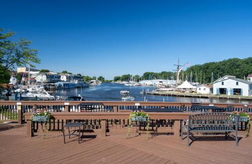 South Haven House | Colonial 1 - studio apartment overlooking the Black River
