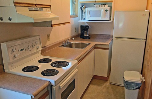 Lake of Bays Hotel | Colonial Bay Motel and Cottages