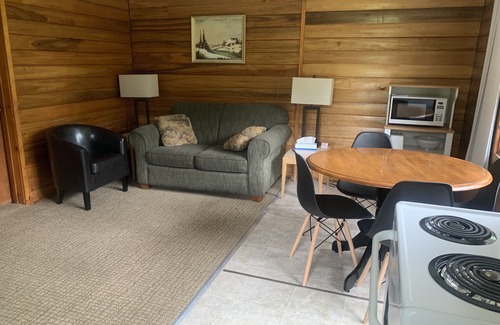 Lake of Bays Hotel | Colonial Bay Motel and Cottages
