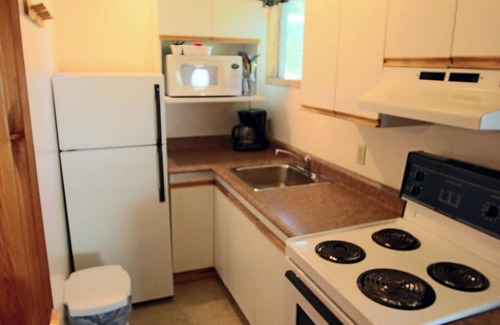 Lake of Bays Hotel | Colonial Bay Motel and Cottages