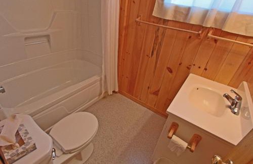 Lake of Bays Hotel | Colonial Bay Motel and Cottages
