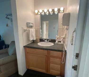 Morton Hotel | Colonial Brick Inn & Suites