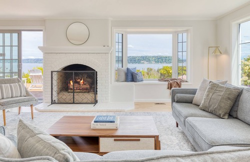 Langley House | Colonial by the Sea - House on the Bluff