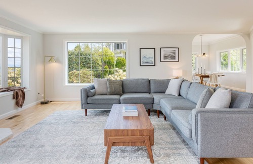 Langley House | Colonial by the Sea - House on the Bluff