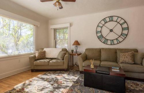 Atascadero House | Colonial Cottage Getaway