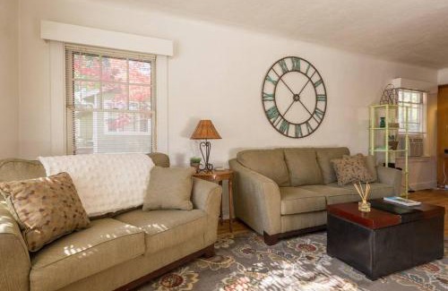 Atascadero House | Colonial Cottage Getaway