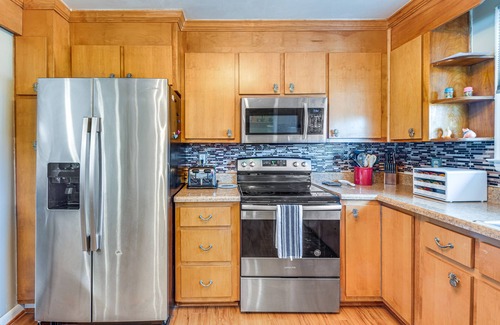 Colonial Heights House | Colonial Heights Home w/Large Yard & BBQ Grill!