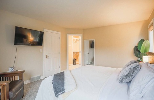 Galloway House | Colonial Hideaway Main Level Private Bedroom