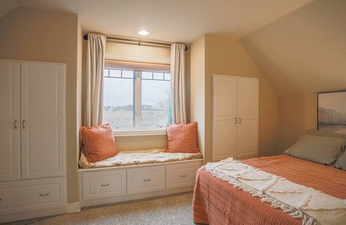 Galloway House | Colonial Hideaway Upper Level Bedroom