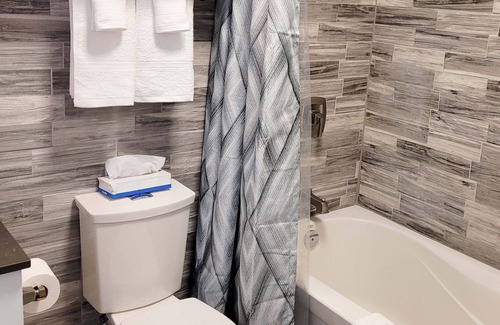 Grand Bend Hotel | Colonial Hotel & Suites