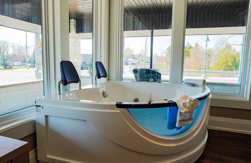Grand Bend Hotel | Colonial Hotel & Suites - Executive Jacuzzi Suite