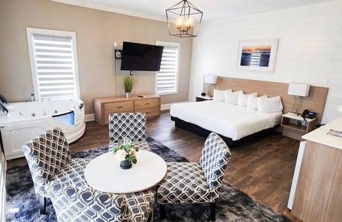 Grand Bend Hotel | Colonial Hotel & Suites - Executive Jacuzzi Suite