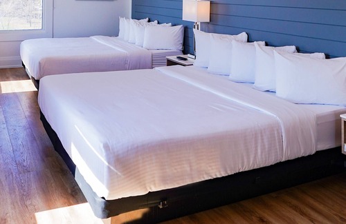Grand Bend Hotel | Colonial Hotel & Suites - Tower Room/Double king suite