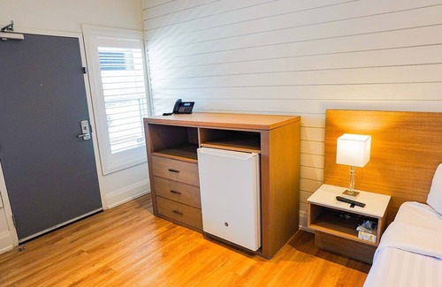 Grand Bend Hotel | Colonial Hotel & Suites - Standard King