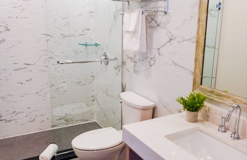 Grand Bend Hotel | Colonial Hotel & Suites - Standard King