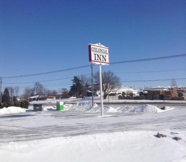 Dyersville Hotel | Colonial Inn