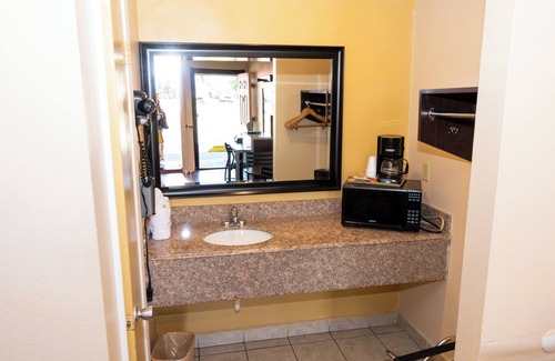 Hammond Hotel | Colonial Inn