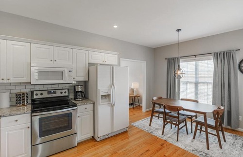 Earlewood House | Colonial Life, Downtown, Dogs, 1G Wi-fi, Health Professionals