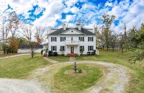 Spring Hill House | Colonial Manor ~ Family Estate ~ Over 5 Private Acres ~ Easy 30 min drive to Nashville or Franklin