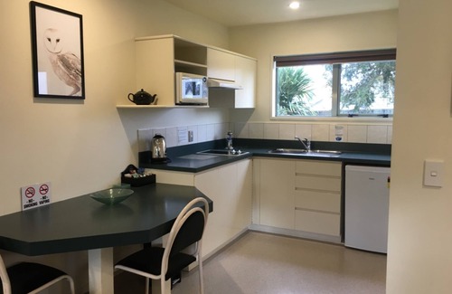 Lowburn Hotel | Colonial Manor Motel