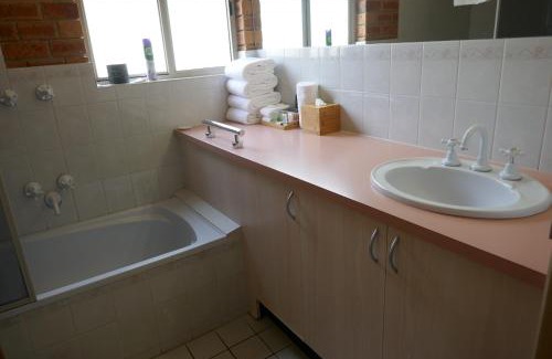 Bairnsdale Hotel | Colonial Motor Inn Bairnsdale Golden Chain Property