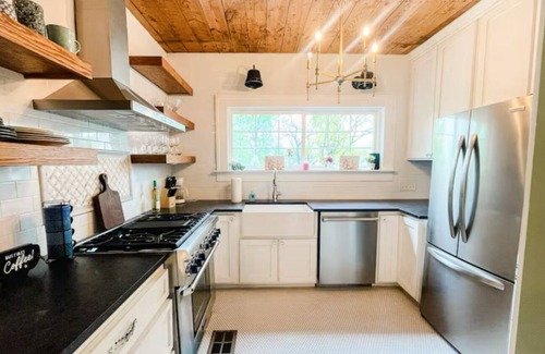 McKinney House | Colonial on College-Historic