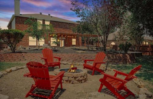 Saginaw House | Colonial Style Retreat ft Pool Cinema jacuzzi