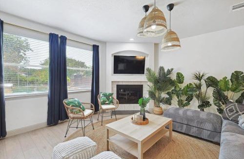 Saginaw House | Colonial Style Retreat ft Pool Cinema jacuzzi