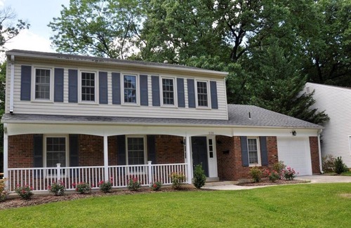 Gaithersburg House | Colonial with full kitchen and patio and 10 min. to metro to D.C.