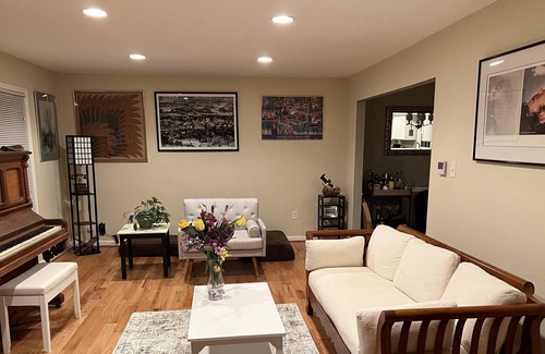 Gaithersburg House | Colonial with full kitchen and patio and 10 min. to metro to D.C.