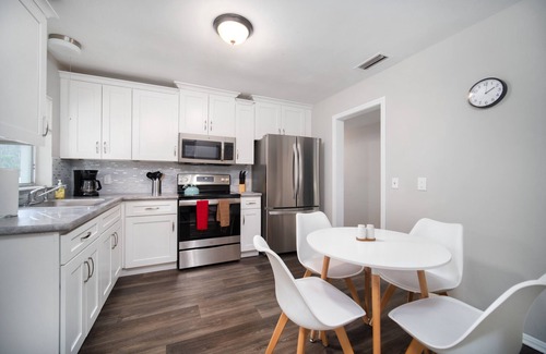 Cedar Hills House | ~Color Casa Sleeps 12 Near NAS Jax~