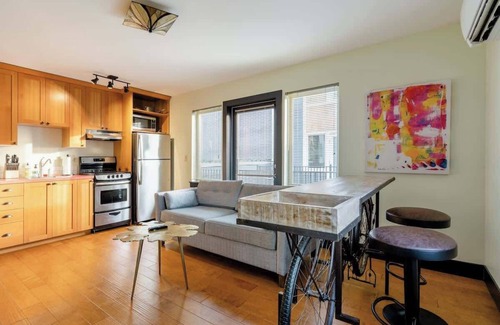 Belmont House | Color Splash - Fast WiFi - Heart of Hawthorne