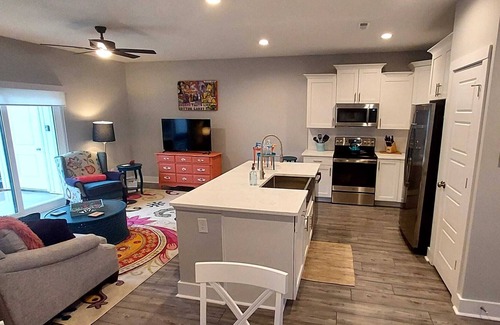 Clayton House | Color Your Stay Townhome Sleeps 8 / #10