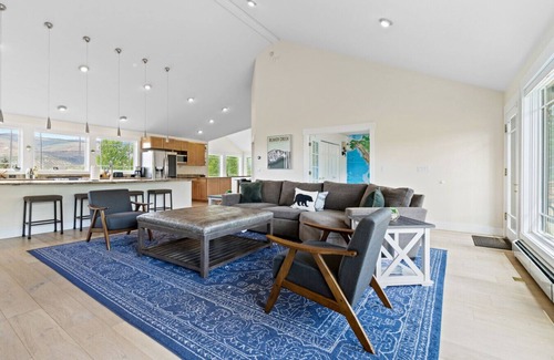 Edwards House | Colorado Mountain Getaway – 5BR/3BA, Hot Tub, Near Vail