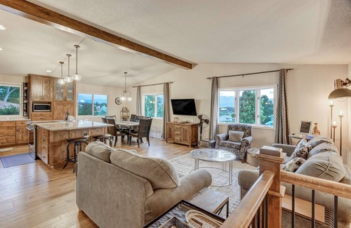 Northeast Colorado Springs House | Colorado Retreat-King-Pikes Peak View-Foosball