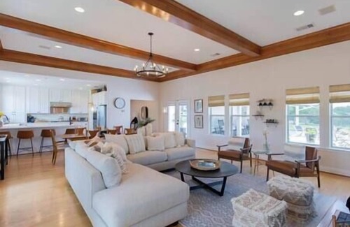 Smithville House | Colorado river access, game room & swimming pool