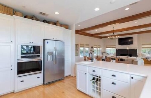 Smithville House | Colorado river access, game room & swimming pool