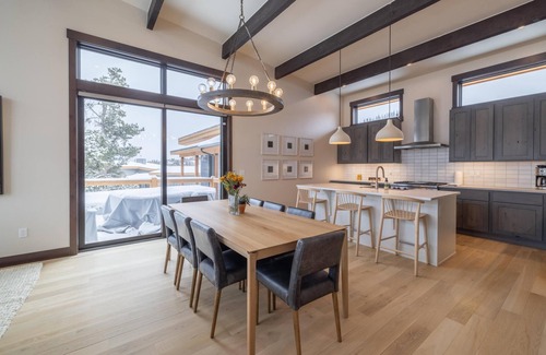 Silverthorne House | Colorado Rocky Mountain Private Retreat 5BR - Bonus Guest House!