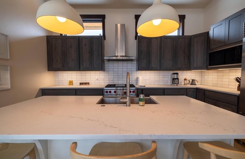 Silverthorne House | Colorado Rocky Mountain Private Retreat 5BR - Bonus Guest House!