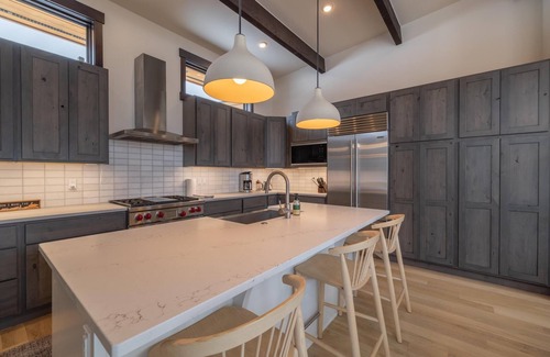 Silverthorne House | Colorado Rocky Mountain Private Retreat 5BR - Bonus Guest House!
