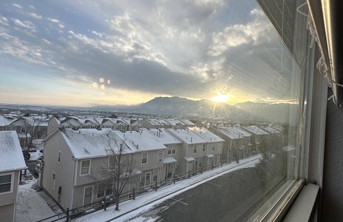 Southeast Colorado Springs House | Colorado Springs getaway! 8 mins to airport and downtown, free parking