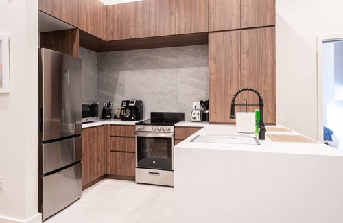 Central Business District House | Colorful 1 BR Walk to Penn Station-Great Location