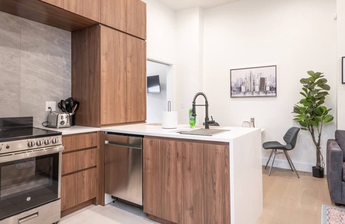 Central Business District House | Colorful 1 BR Walk to Penn Station-Great Location