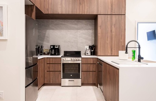 Central Business District House | Colorful 1 BR Walk to Penn Station-Great Location
