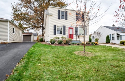 Mayfield Heights House | Colorful and Quiet - 3-Bedroom Cottage Home in Mayfield Heights