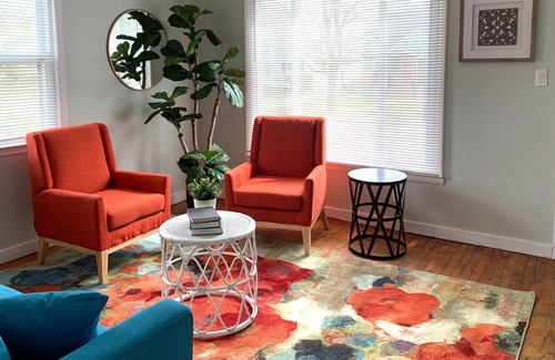 Pontiac House | Colorful and Stylish Retreat - 5 Min To GM